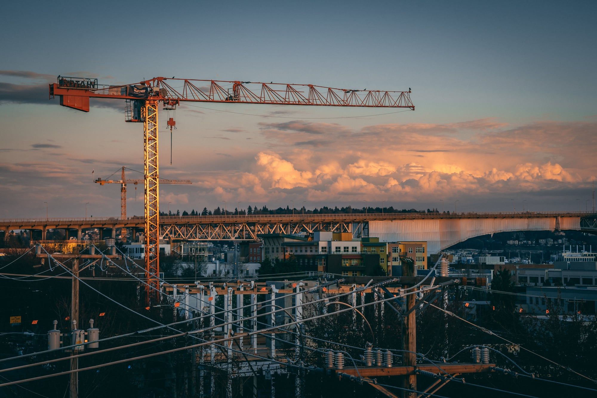 Plac budowy z dźwigiem o zachodzie słońca