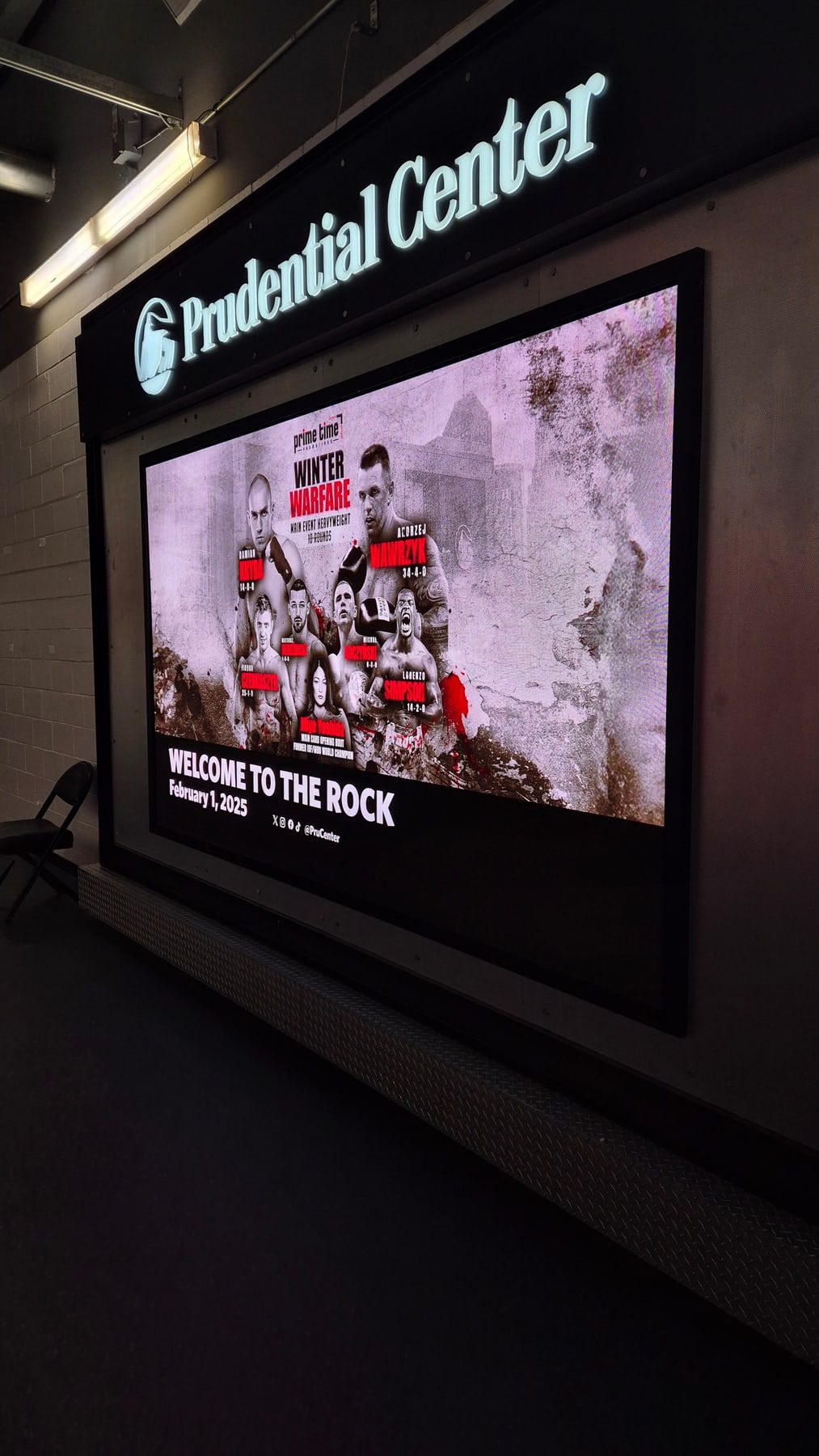 Ekran przy wejściu do Prudential Center promujący galę Prime Time Promotions