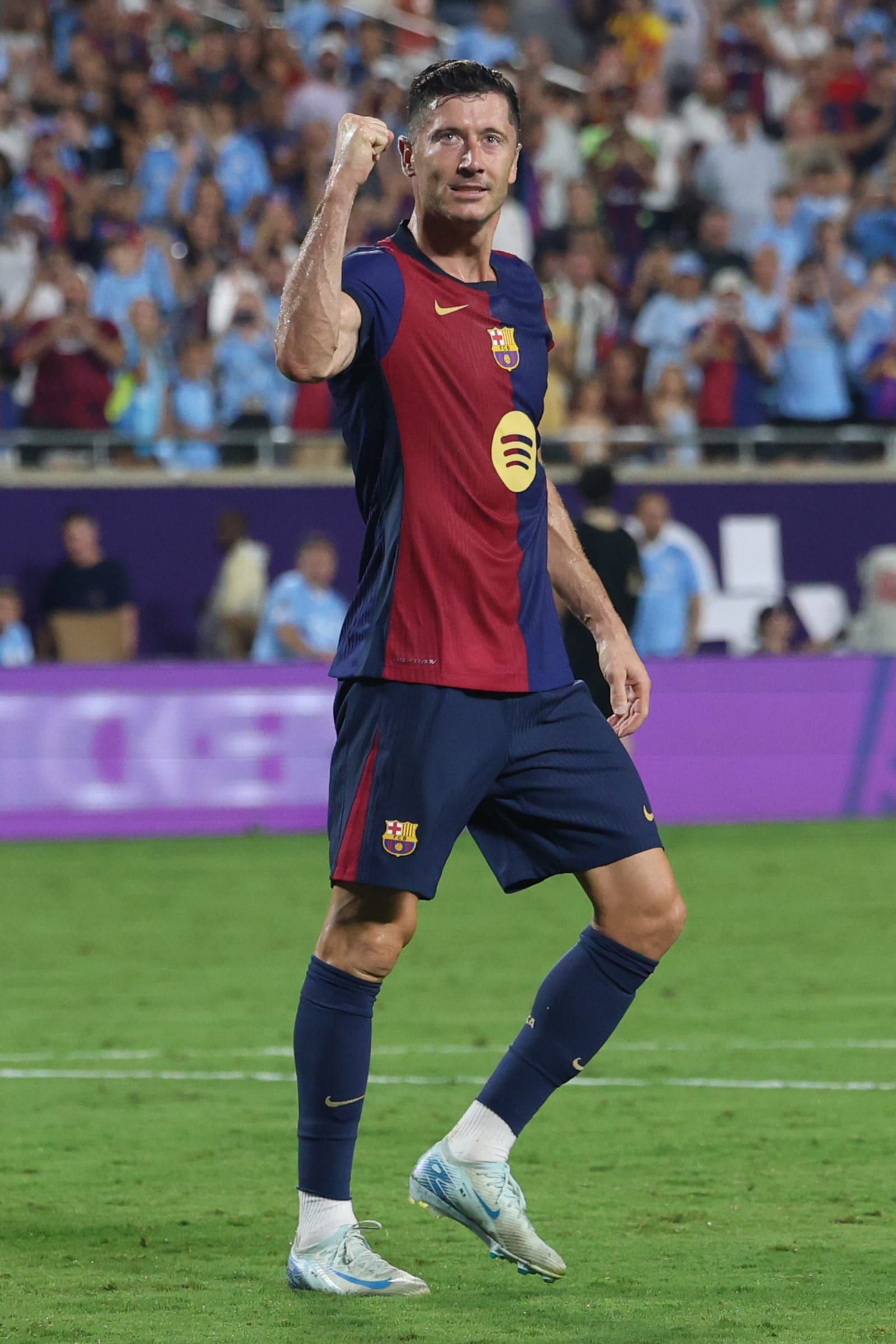 Robert Lewandowski cieszy się po golu w barwach FC Barcelony
